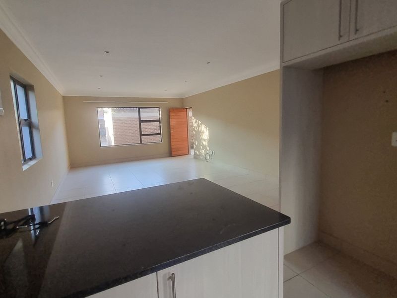 Bespoke townhouse on offer in Heuwelsig - Photo 4