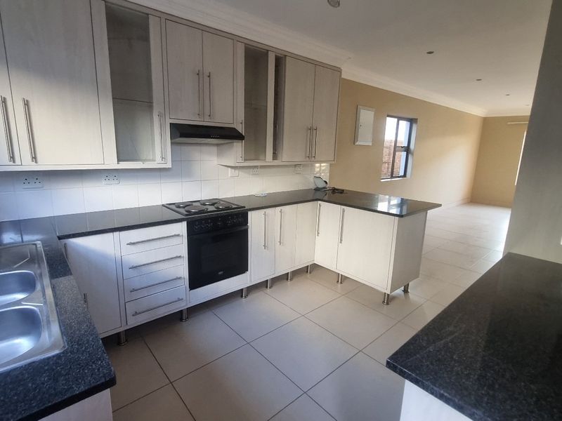 Bespoke townhouse on offer in Heuwelsig - Photo 3