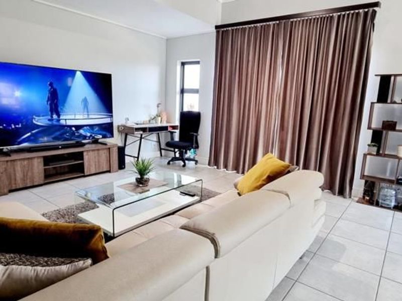 Modern 2 Bed Flat in Waterfall with Balcony - Photo 1