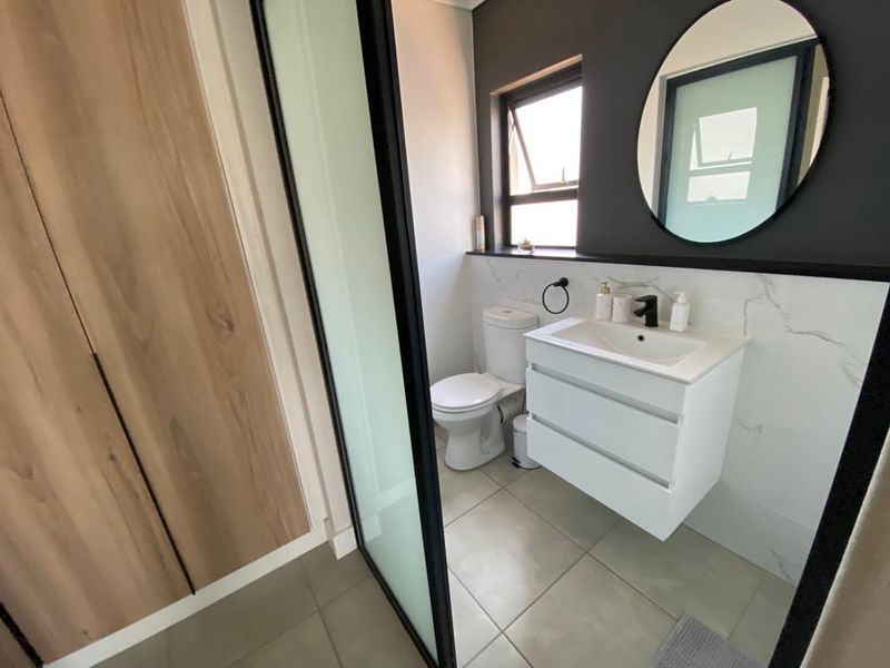 Modern 2 Bed Flat in Waterfall with Balcony - Photo 7