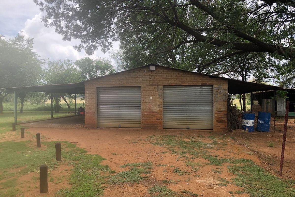 4 Bedroom home on a 2.1 Hectares smallholding situated near tar road in Vanderbijlpark - Photo 4