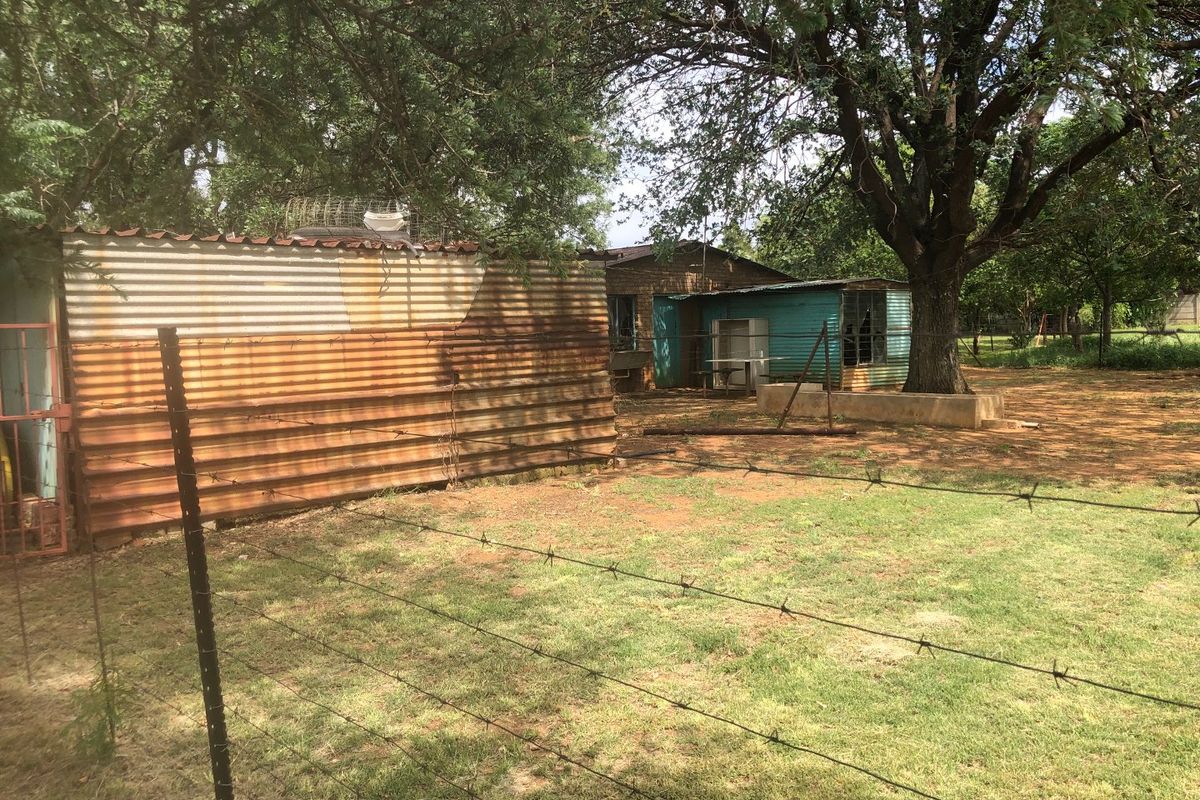 4 Bedroom home on a 2.1 Hectares smallholding situated near tar road in Vanderbijlpark - Photo 5