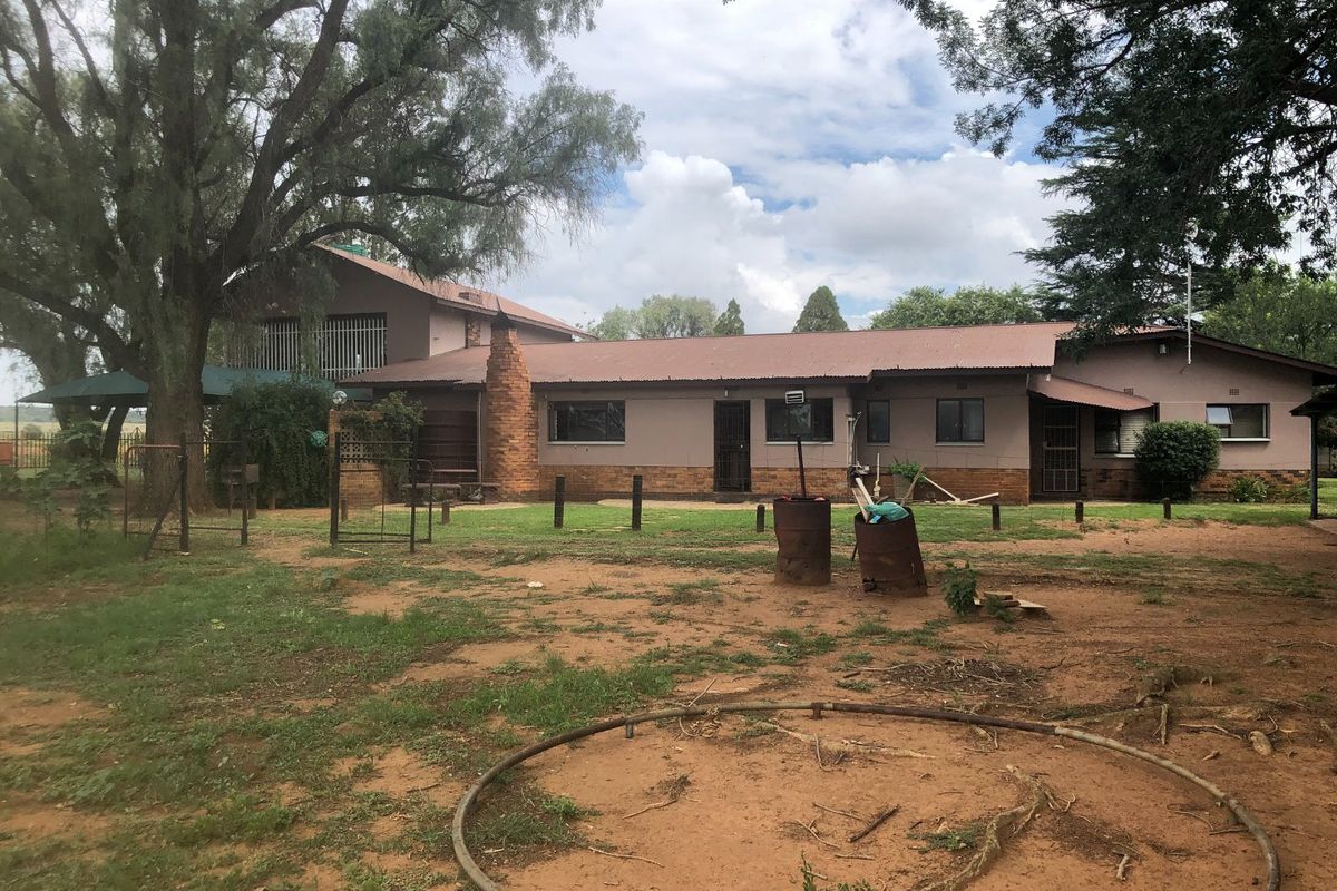 4 Bedroom home on a 2.1 Hectares smallholding situated near tar road in Vanderbijlpark - Photo 2