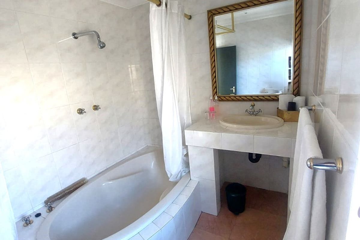 Sophisticated Furnished en-suite bedroom to Let in Bryanston - Photo 4