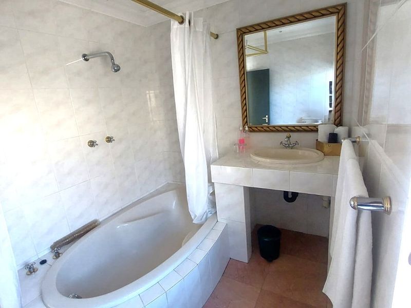 Sophisticated Furnished en-suite bedroom to Let in Bryanston - Photo 4