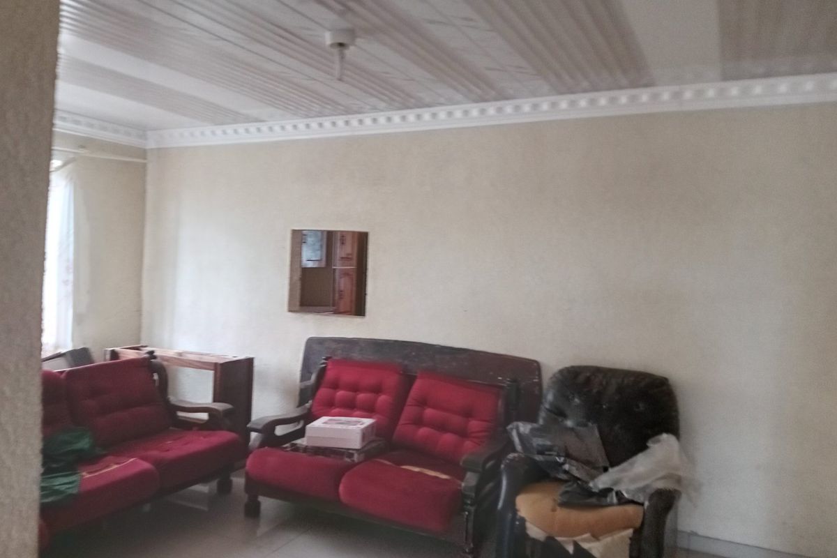 A lovely big corner house for sale in Thaba Nchu, You would not want to miss this great bargain! contact me now to arrange viewing! - Photo 4