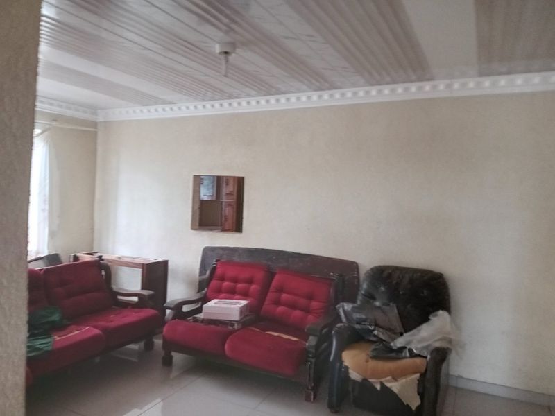 A lovely big corner house for sale in Thaba Nchu, You would not want to miss this great bargain! contact me now to arrange viewing! - Photo 4