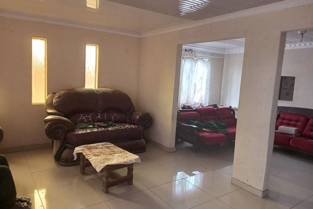 A lovely big corner house for sale in Thaba Nchu, You would not want to miss this great bargain! contact me now to arrange viewing! - Photo 5