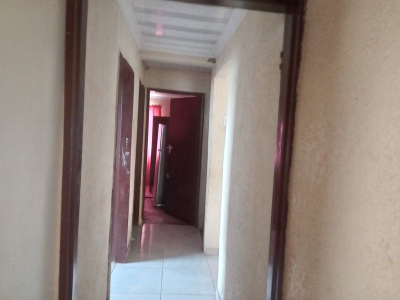 A lovely big corner house for sale in Thaba Nchu, You would not want to miss this great bargain! contact me now to arrange viewing! - Photo 6