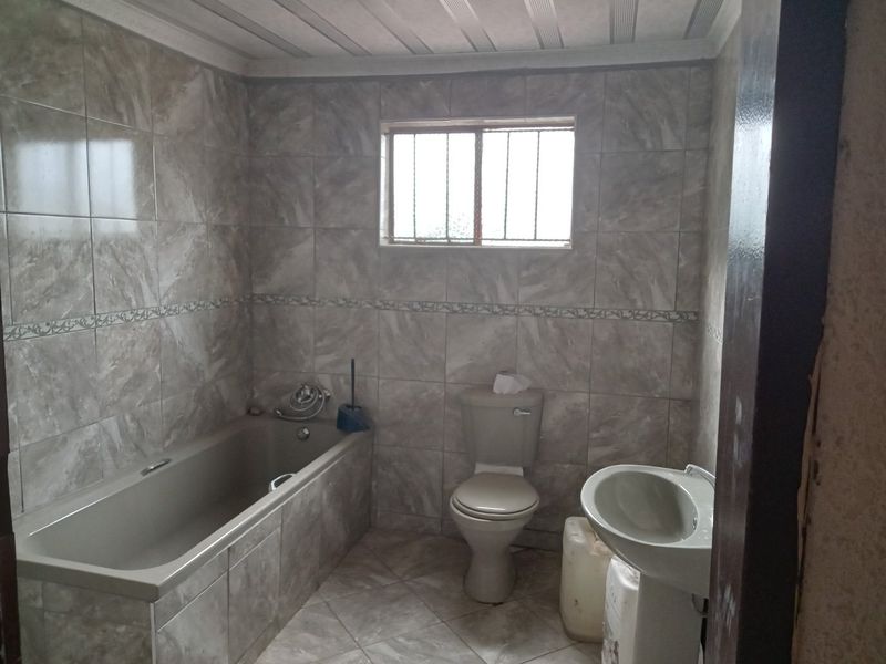 A lovely big corner house for sale in Thaba Nchu, You would not want to miss this great bargain! contact me now to arrange viewing! - Photo 7