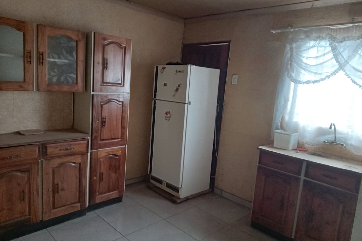A lovely big corner house for sale in Thaba Nchu, You would not want to miss this great bargain! contact me now to arrange viewing! - Photo 3