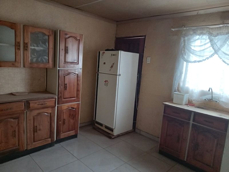 A lovely big corner house for sale in Thaba Nchu, You would not want to miss this great bargain! contact me now to arrange viewing! - Photo 3