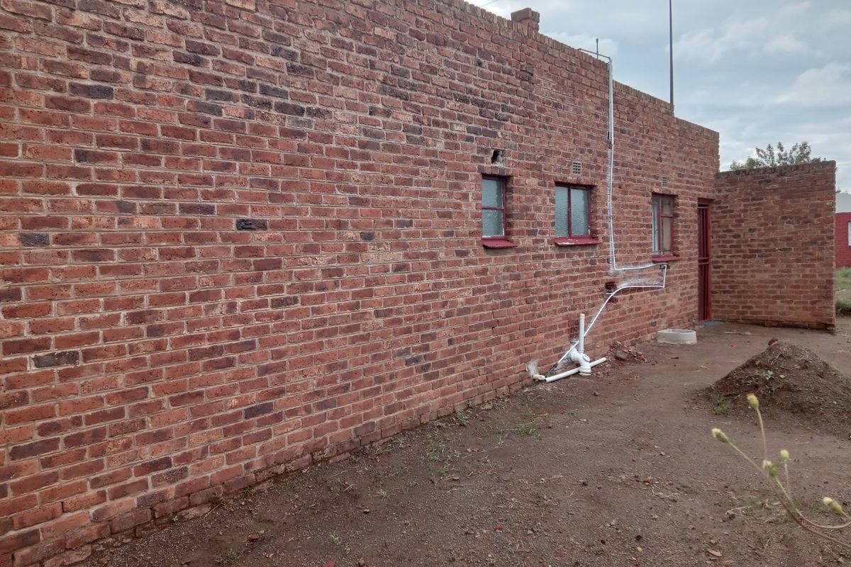 A lovely big corner house for sale in Thaba Nchu, You would not want to miss this great bargain! contact me now to arrange viewing! - Photo 2