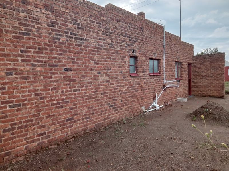 A lovely big corner house for sale in Thaba Nchu, You would not want to miss this great bargain! contact me now to arrange viewing! - Photo 2