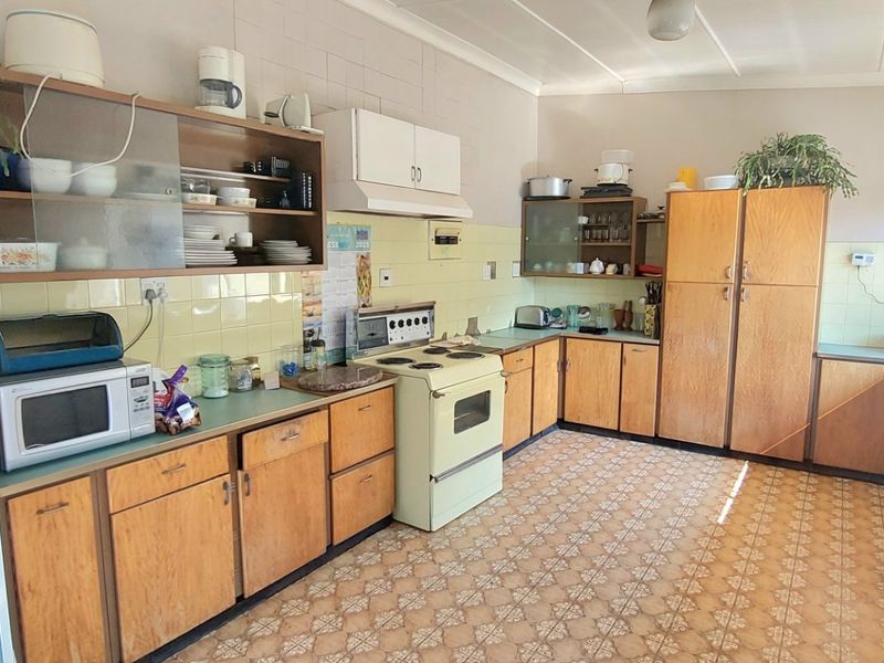 4 BEDROOM FAMILY HOME ESTATE SALE - Photo 8