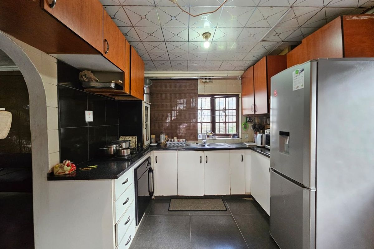 Charming 3-Bedroom, 2 Bathroom house - Photo 4