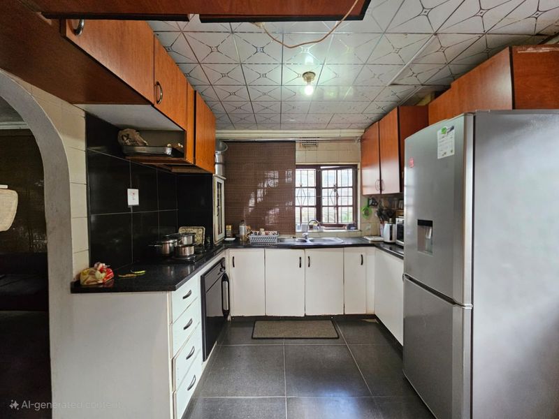 Charming 3-Bedroom, 2 Bathroom house - Photo 4