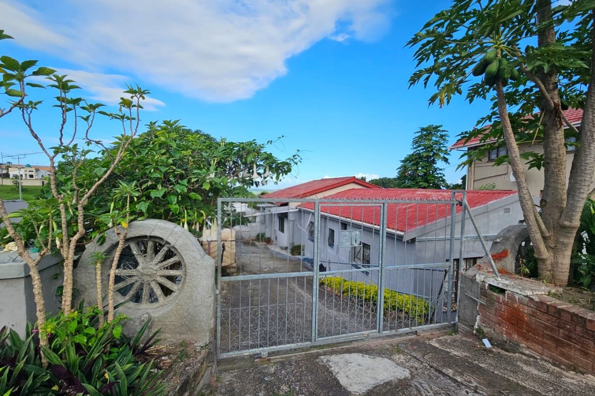 Charming 3-Bedroom, 2 Bathroom house - Photo 2