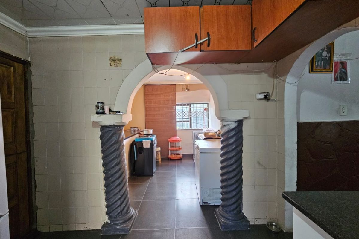 Charming 3-Bedroom, 2 Bathroom house - Photo 3