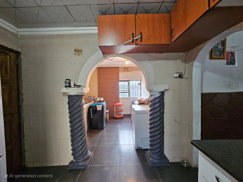 Charming 3-Bedroom, 2 Bathroom house - Photo 3