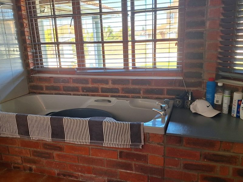 NEAT AS A PIN HOME ON HUGE CORNER PLOT - Photo 7