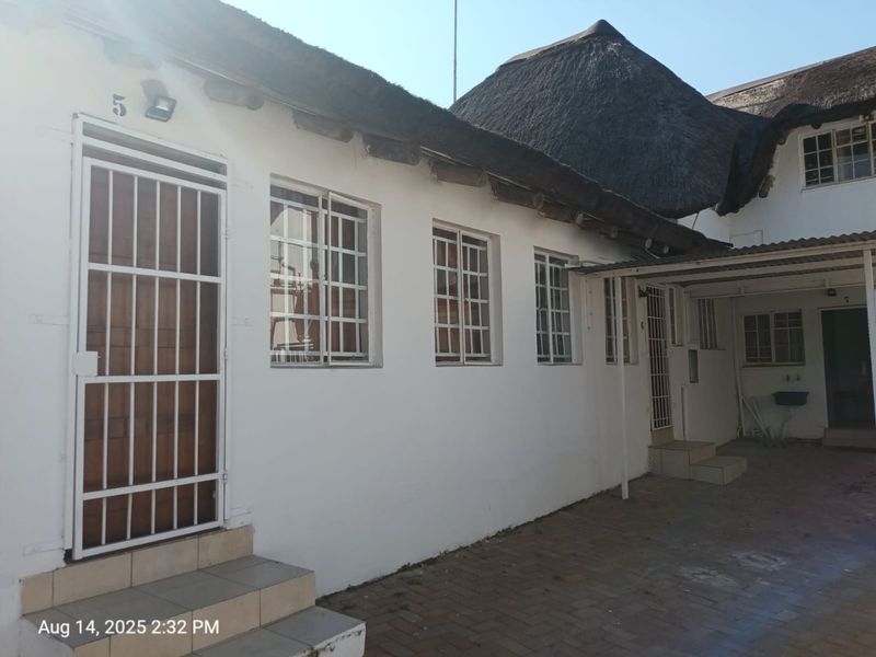 Cozy Studio Cottage in President Park near Mall of Africa - Photo 10