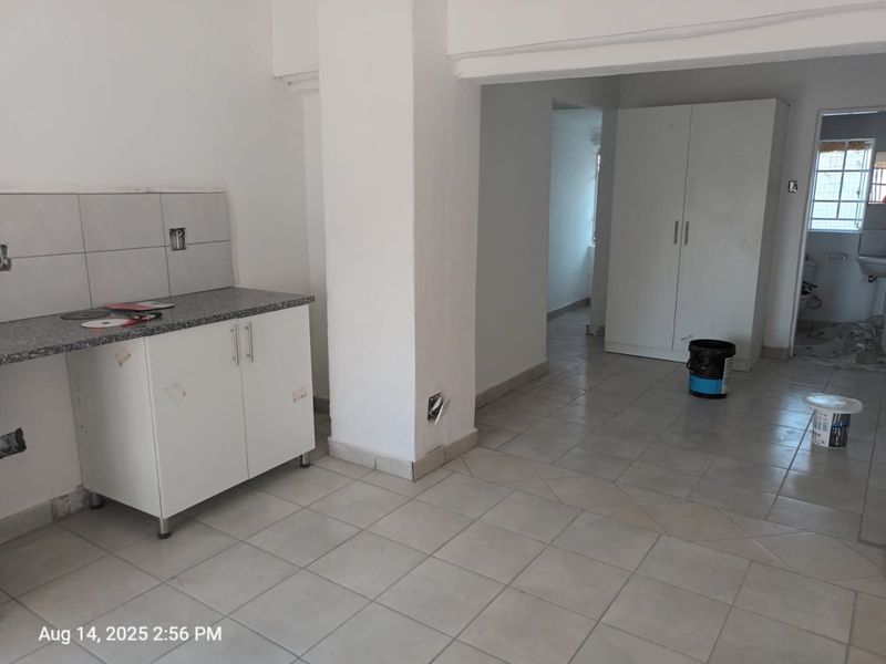 Cozy Studio Cottage in President Park near Mall of Africa - Photo 1