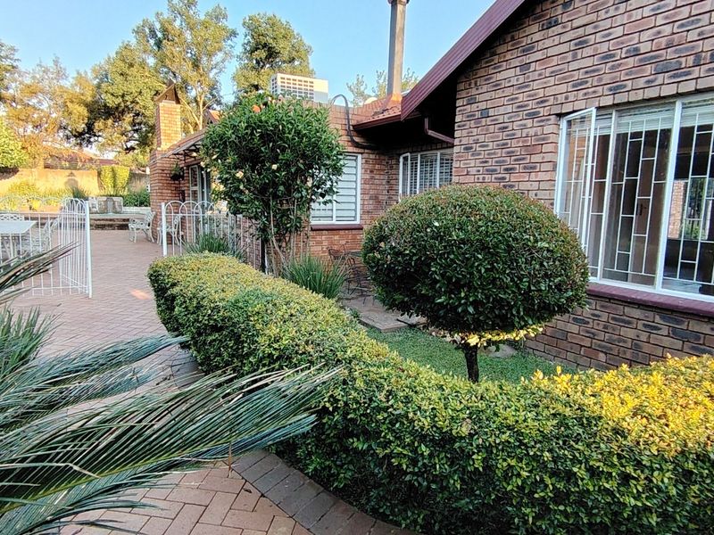Prime Location Raslouw / Wierdapark, Centurion: Spacious 5-Bedroom Family Home with a Versatile 1-Bedroom Flatlet! - Photo 9