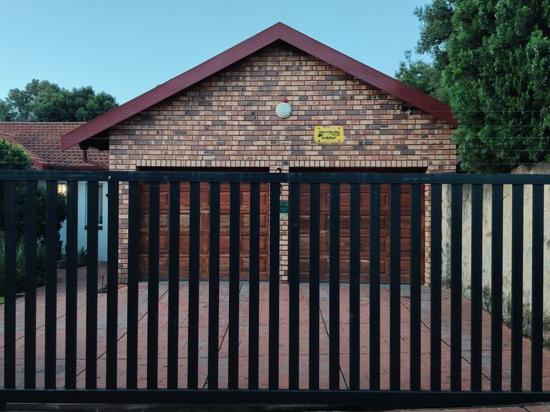 Prime Location Raslouw / Wierdapark, Centurion: Spacious 5-Bedroom Family Home with a Versatile 1-Bedroom Flatlet! - Photo 10