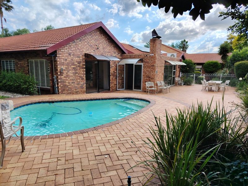 Prime Location Raslouw / Wierdapark, Centurion: Spacious 5-Bedroom Family Home with a Versatile 1-Bedroom Flatlet! - Photo 5