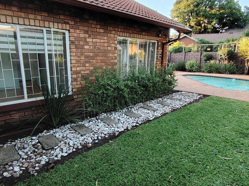Prime Location Raslouw / Wierdapark, Centurion: Spacious 5-Bedroom Family Home with a Versatile 1-Bedroom Flatlet! - Photo 8