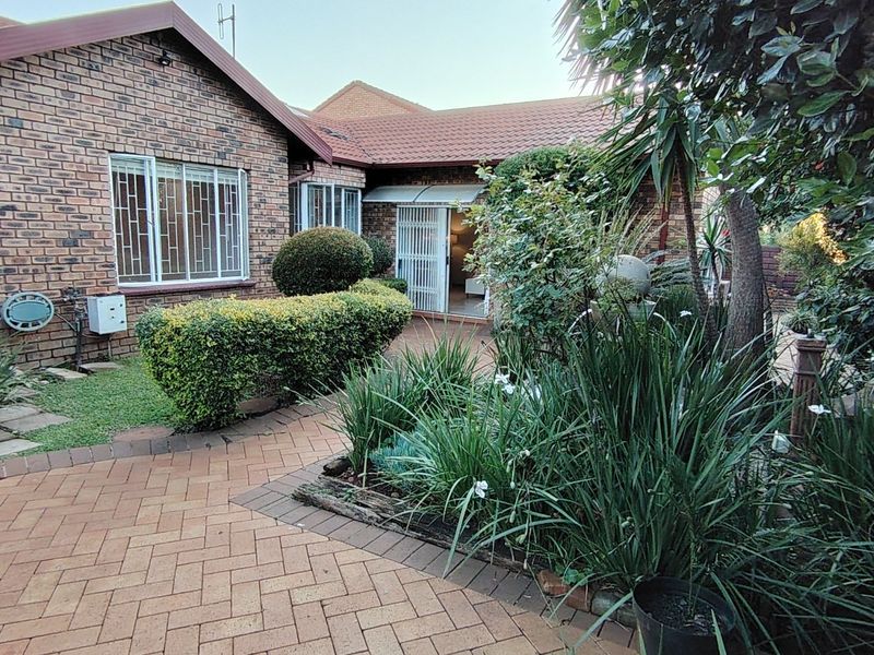 Prime Location Raslouw / Wierdapark, Centurion: Spacious 5-Bedroom Family Home with a Versatile 1-Bedroom Flatlet! - Photo 6