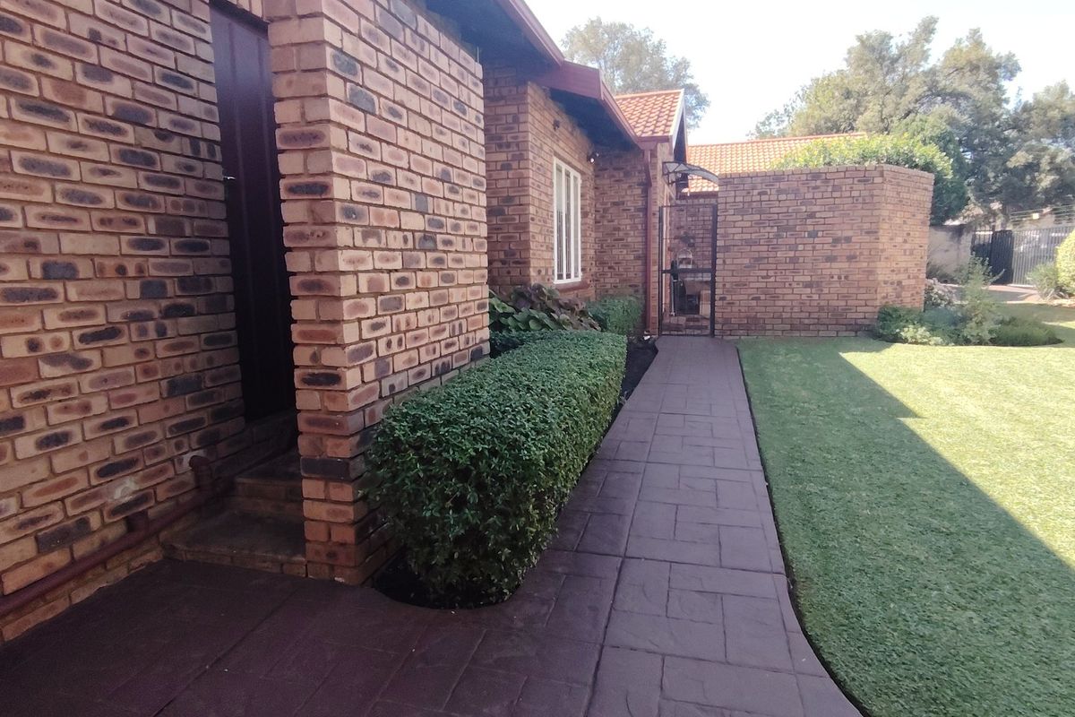 Prime Location Raslouw / Wierdapark, Centurion: Spacious 5-Bedroom Family Home with a Versatile 1-Bedroom Flatlet! - Photo 3