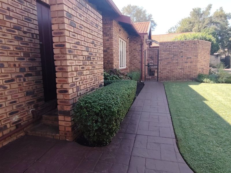 Prime Location Raslouw / Wierdapark, Centurion: Spacious 5-Bedroom Family Home with a Versatile 1-Bedroom Flatlet! - Photo 3