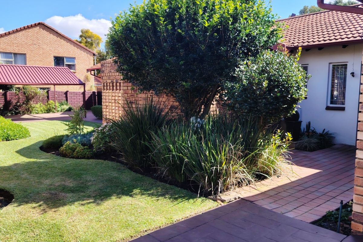 Prime Location Raslouw / Wierdapark, Centurion: Spacious 5-Bedroom Family Home with a Versatile 1-Bedroom Flatlet! - Photo 2