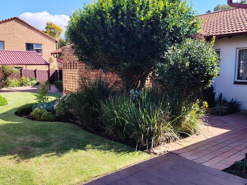 Prime Location Raslouw / Wierdapark, Centurion: Spacious 5-Bedroom Family Home with a Versatile 1-Bedroom Flatlet! - Photo 2
