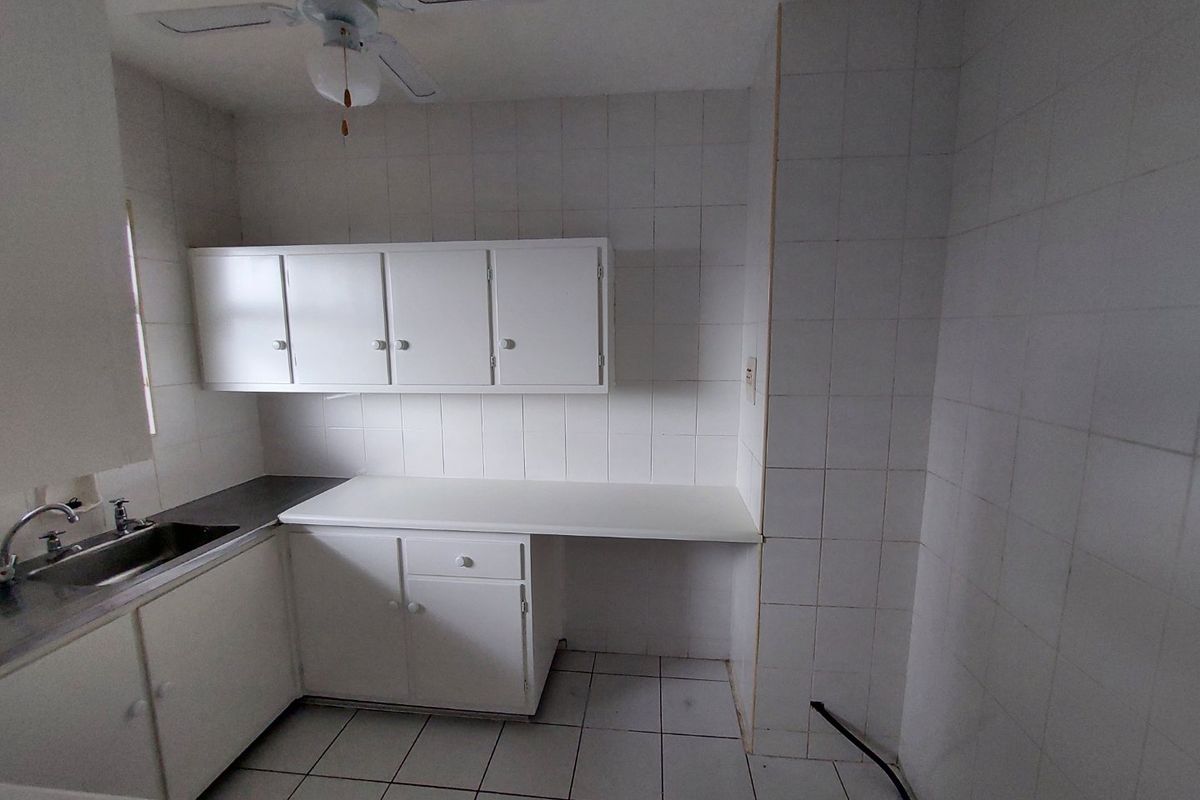 Beautiful apartment for sale in Kensington Heights with stunning sea views and Durban City line - Photo 3