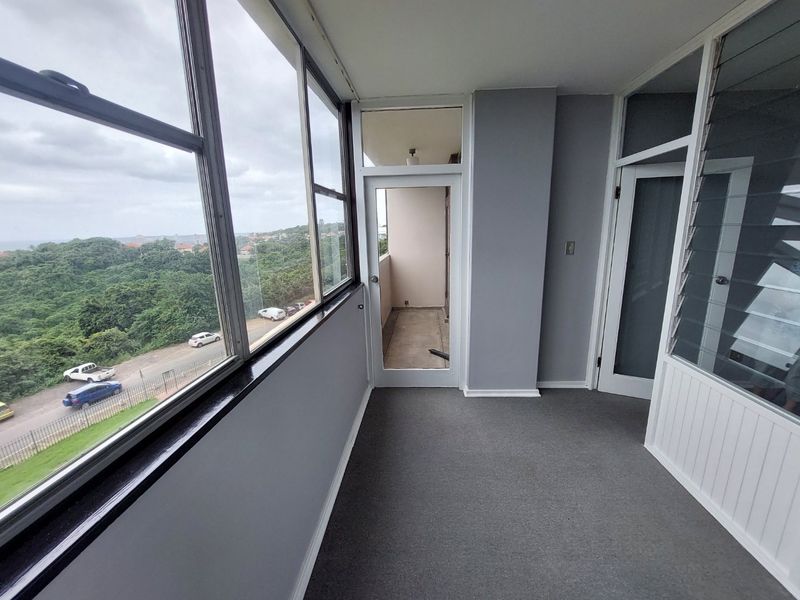 Beautiful apartment for sale in Kensington Heights with stunning sea views and Durban City line - Photo 10