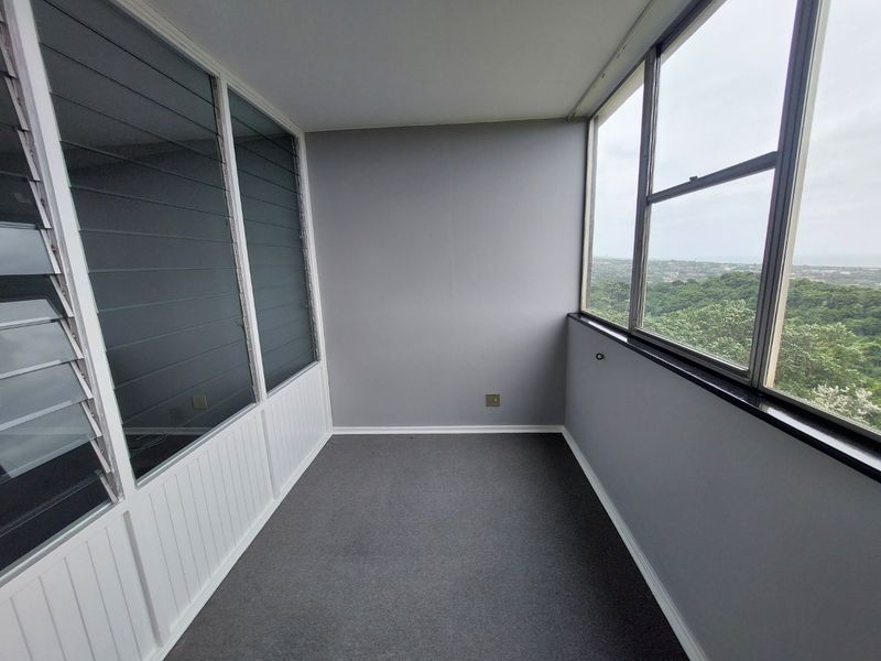 Beautiful apartment for sale in Kensington Heights with stunning sea views and Durban City line - Photo 9