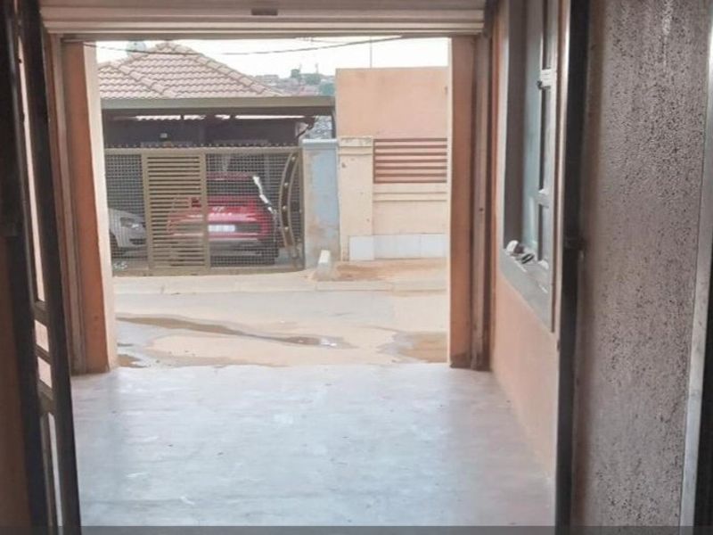 3 Bedroom Property for Sale in Clayville - Photo 2