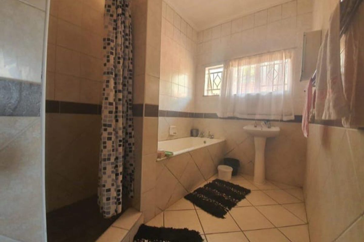 Large Muckleneuk 4 bed House with granny flat in Muckleneuk  - Photo 3