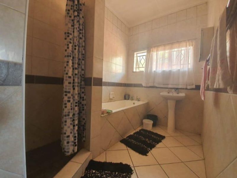 Large Muckleneuk 4 bed House with granny flat in Muckleneuk  - Photo 3