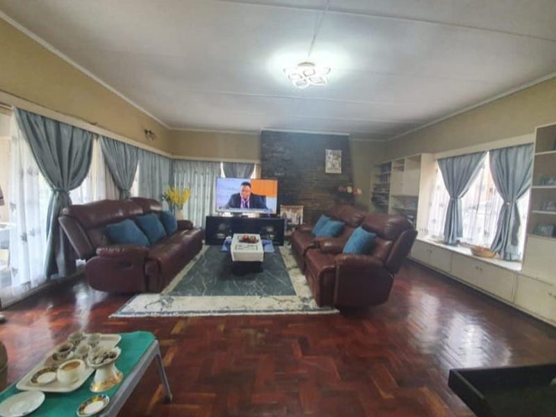 Large Muckleneuk 4 bed House with granny flat in Muckleneuk  - Photo 9