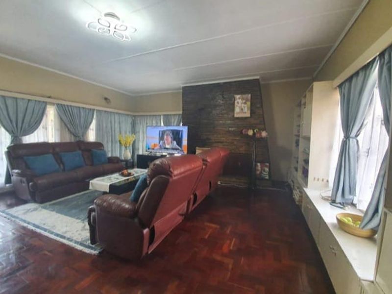 Large Muckleneuk 4 bed House with granny flat in Muckleneuk  - Photo 6