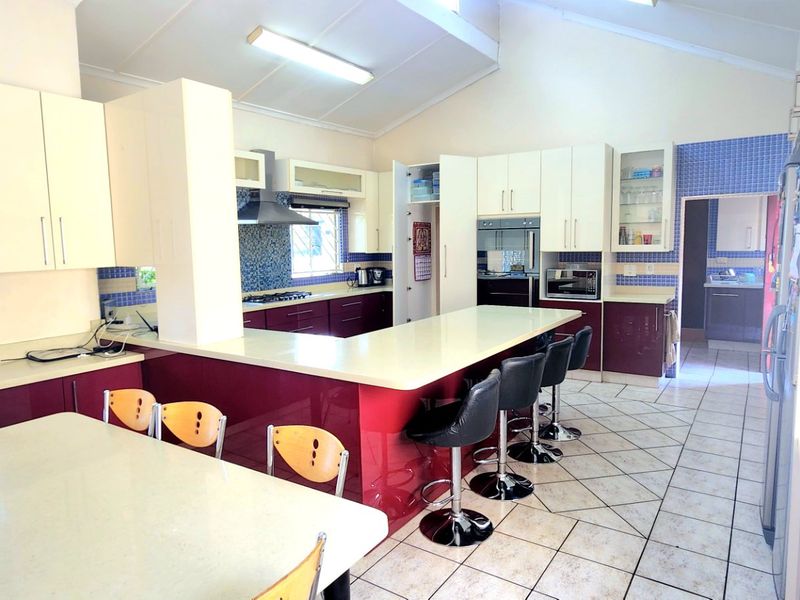 Luxury Five Bedroom Home with Exceptional Entertainment Features - Photo 9