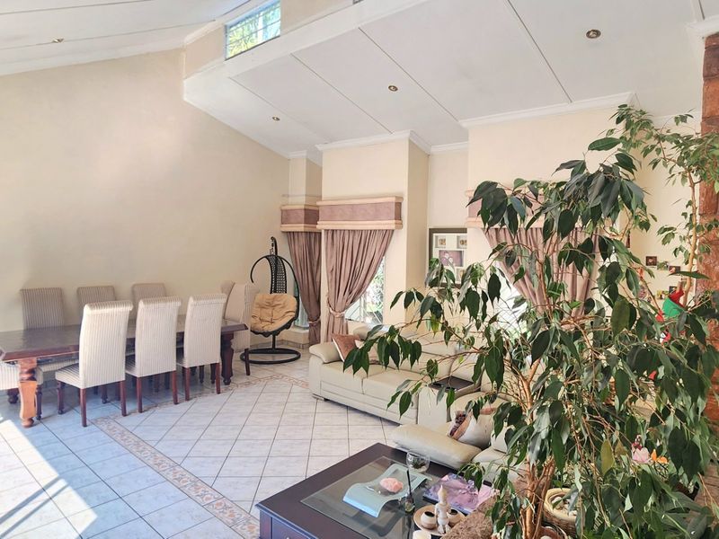 Luxury Five Bedroom Home with Exceptional Entertainment Features - Photo 8