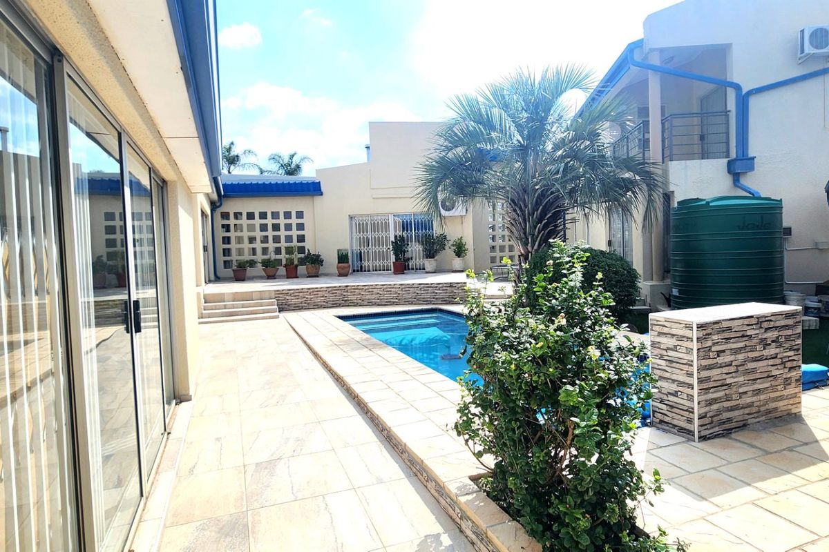 Luxury Five Bedroom Home with Exceptional Entertainment Features - Photo 5