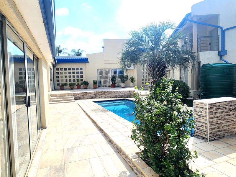 Luxury Five Bedroom Home with Exceptional Entertainment Features - Photo 5