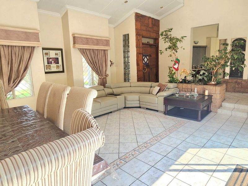 Luxury Five Bedroom Home with Exceptional Entertainment Features - Photo 7