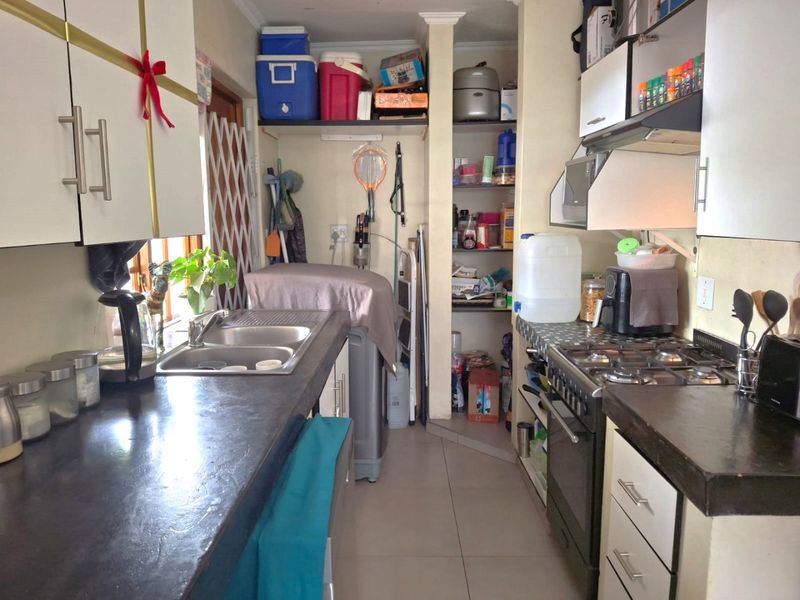 2 Bedroom House on Large Stand! Consider Building in the Heart of Eldoraigne? - Photo 9